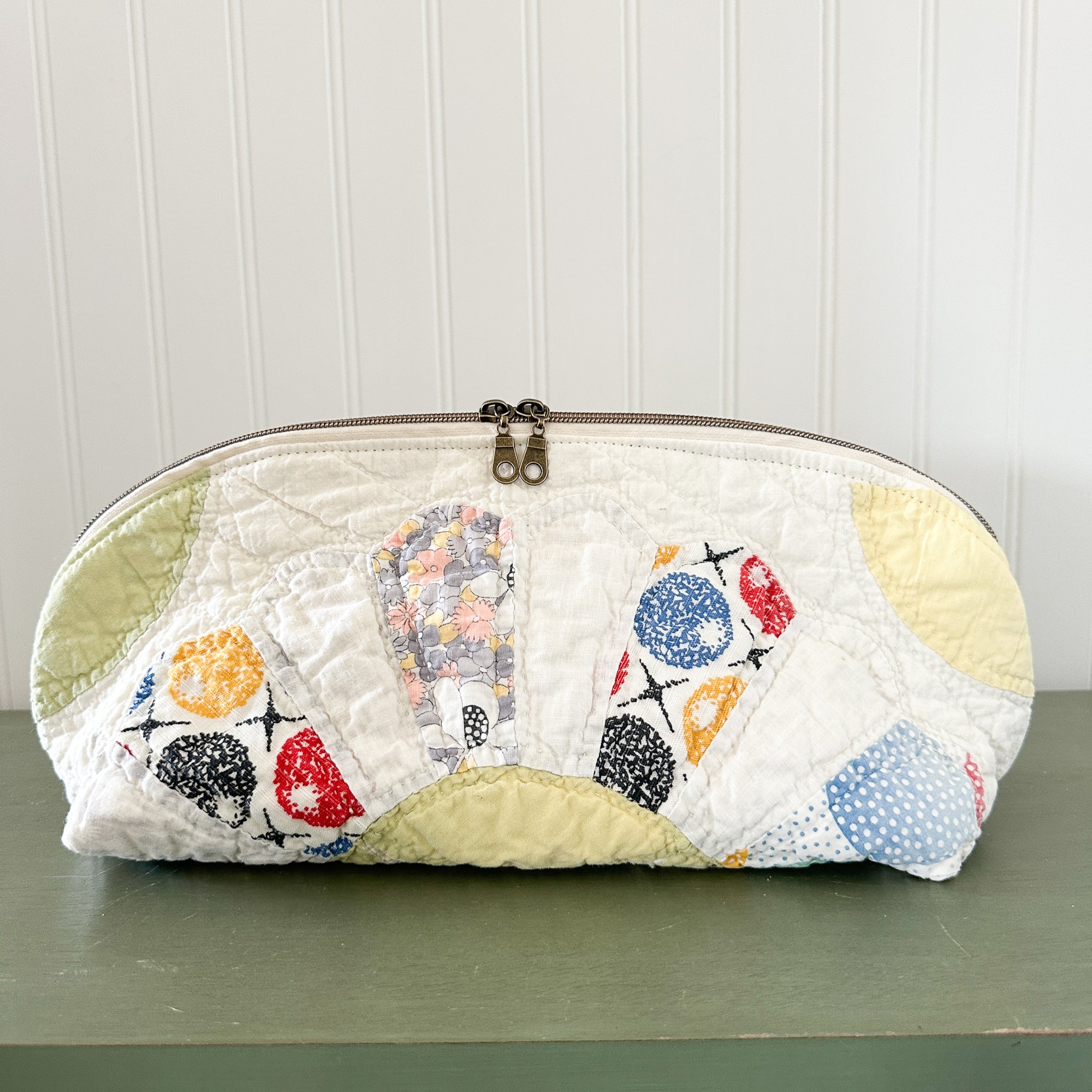 Large Vintage Dresden Plate Quilt Clam Shell Zipper Pouch