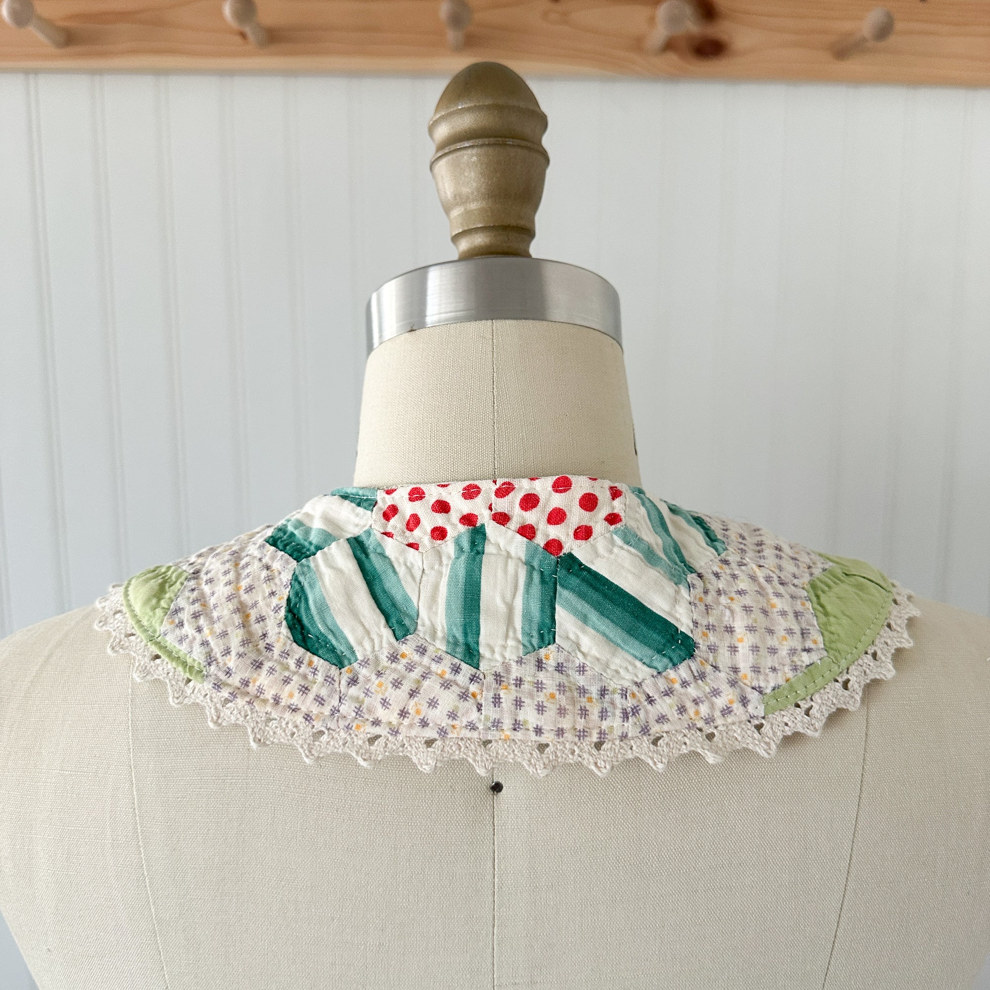 Small Vintage Grandmother's Garden Quilt Detachable Peter Pan Collar