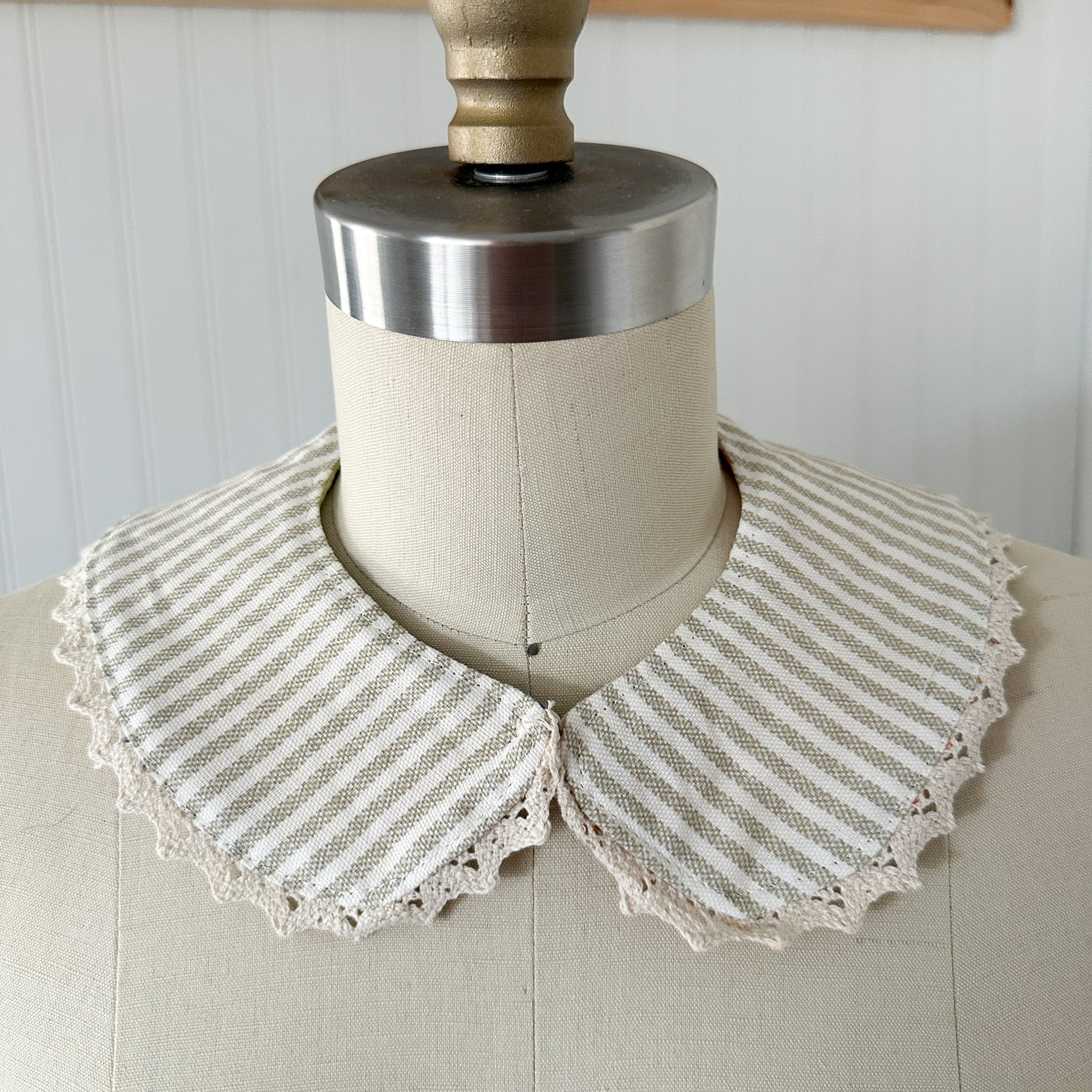 Small Vintage Grandmother's Garden Quilt Detachable Peter Pan Collar