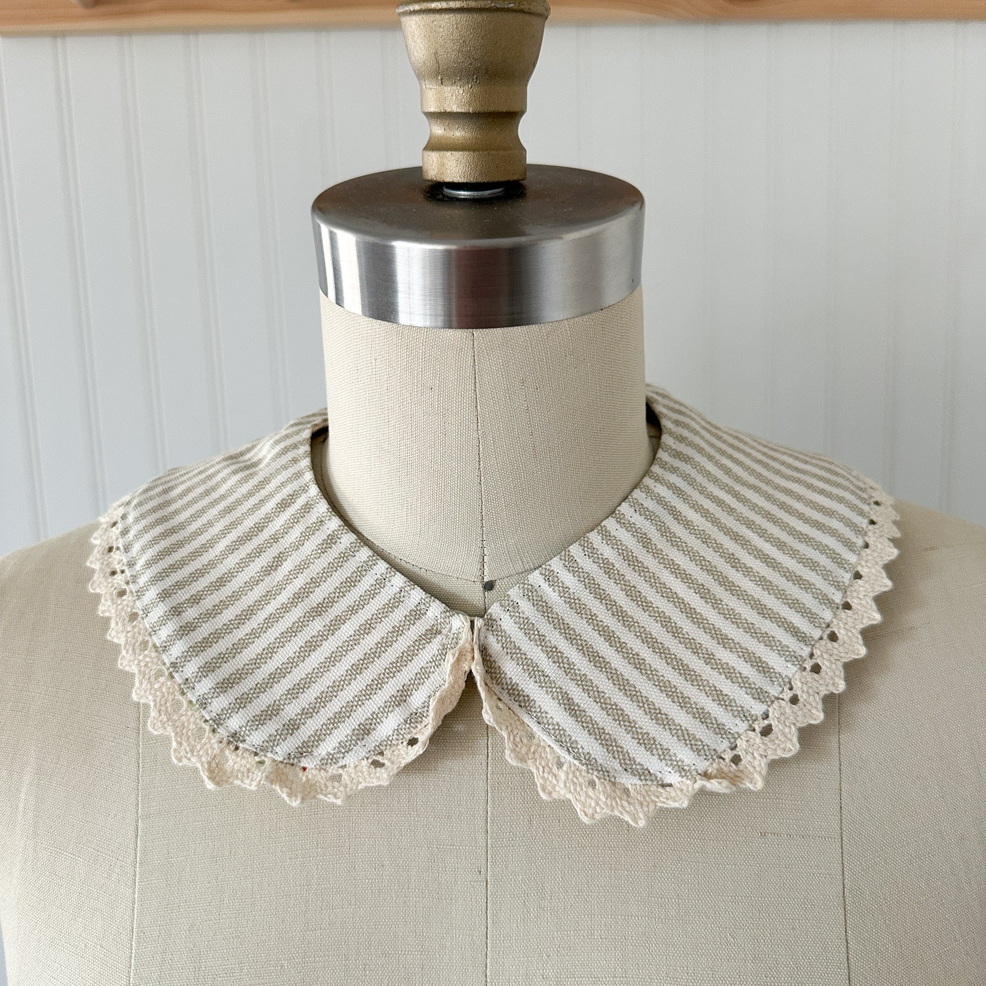 Small Vintage Grandmother's Garden Quilt Detachable Peter Pan Collar