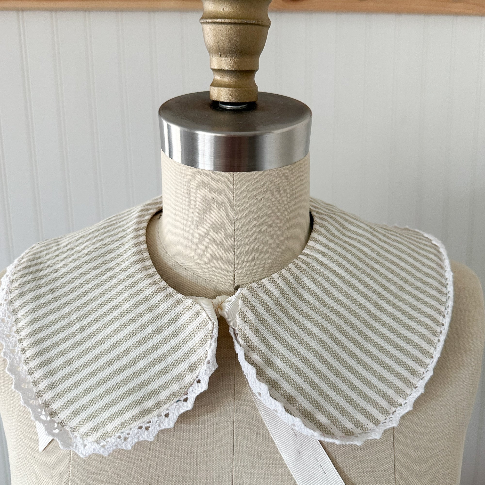 Large Vintage Grandmother's Garden Quilt Detachable Peter Pan Collar