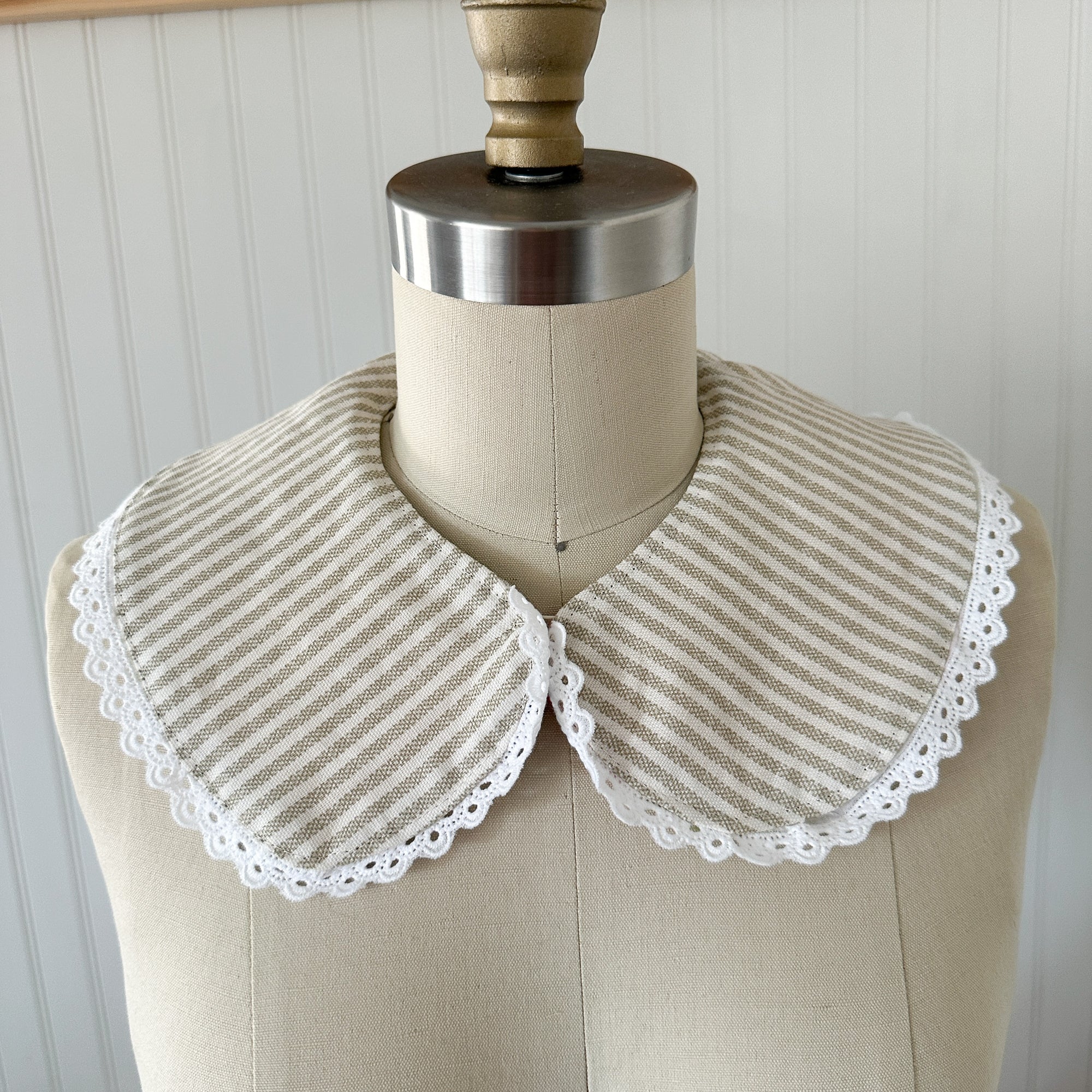 Large Vintage Grandmother's Garden Quilt Detachable Peter Pan Collar