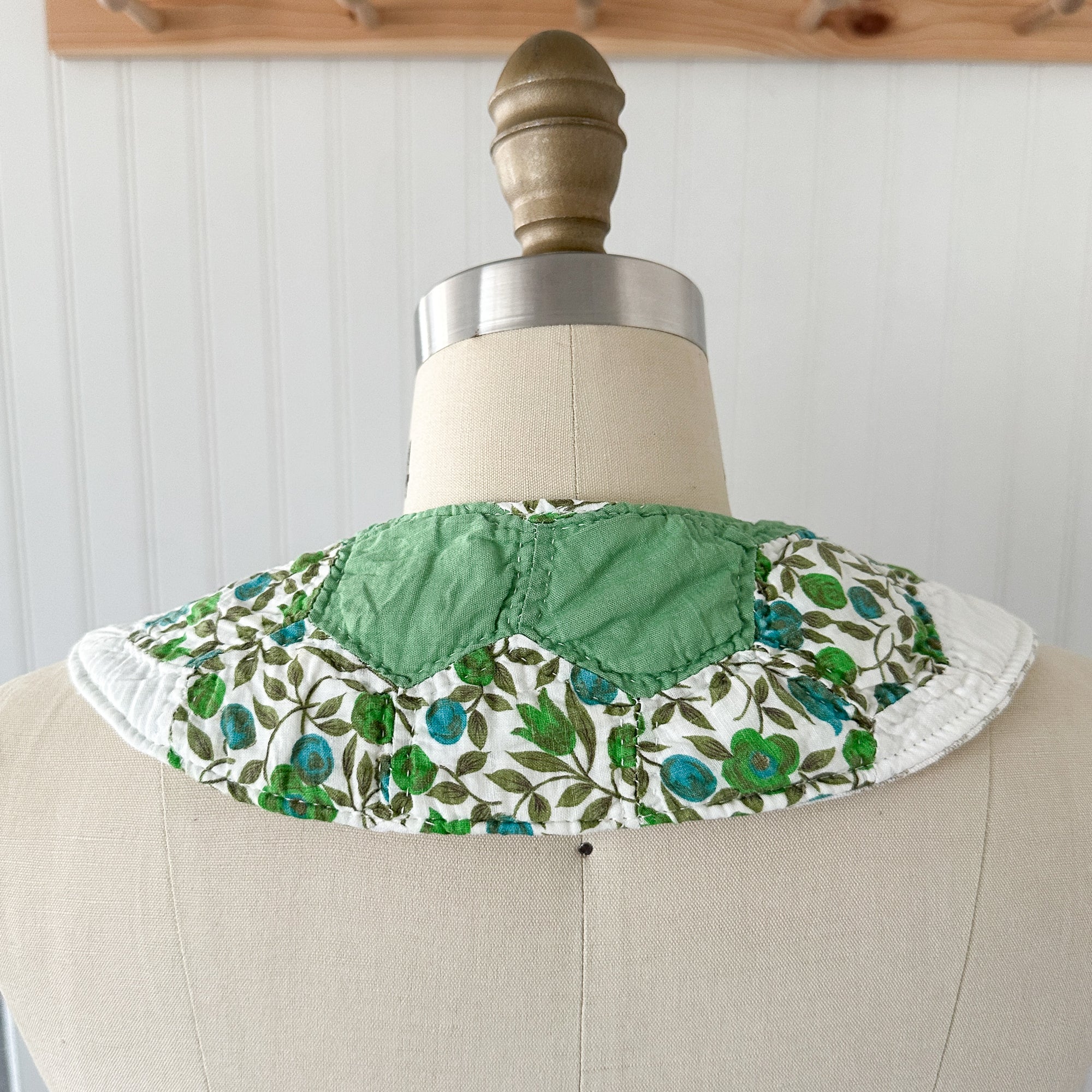Large Vintage Grandmother's Garden Quilt Detachable Peter Pan Collar